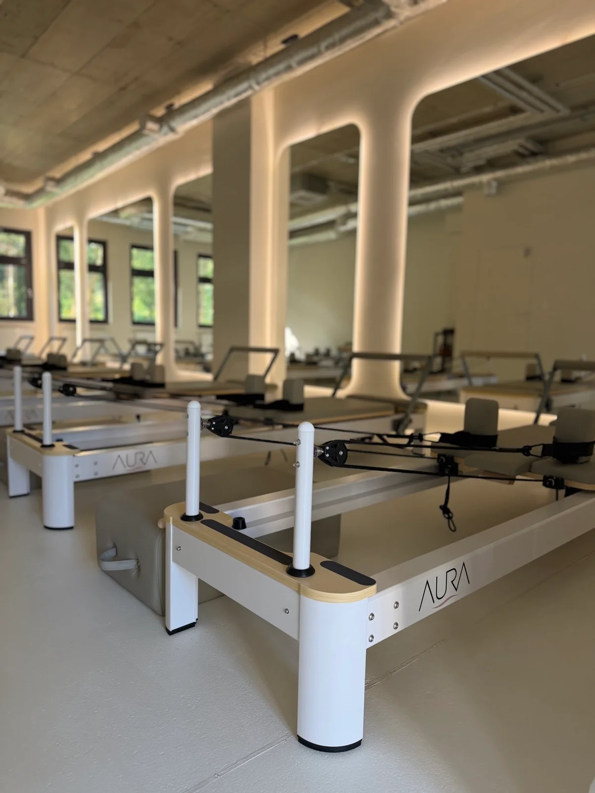 Reformery Aura ustawione w sali z podświetlanymi lustrami